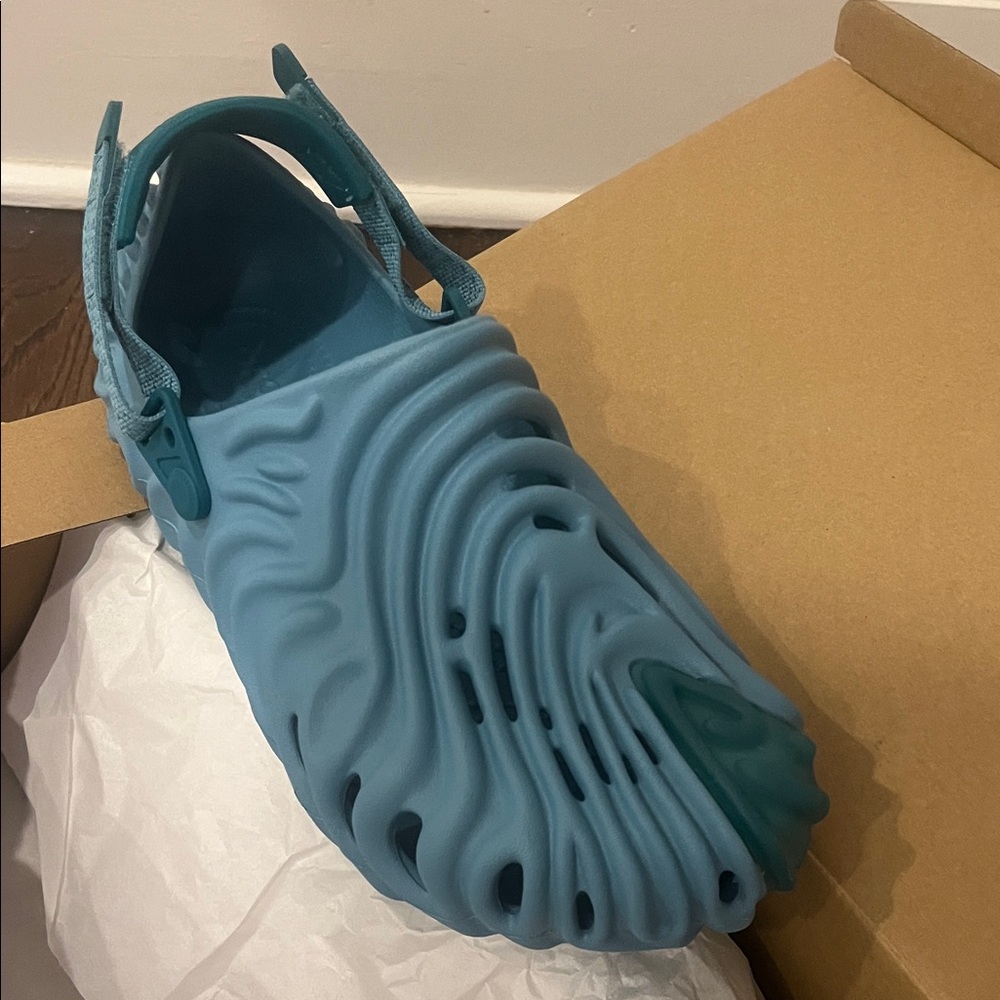 Stylish Blue Salehebembury Crocs